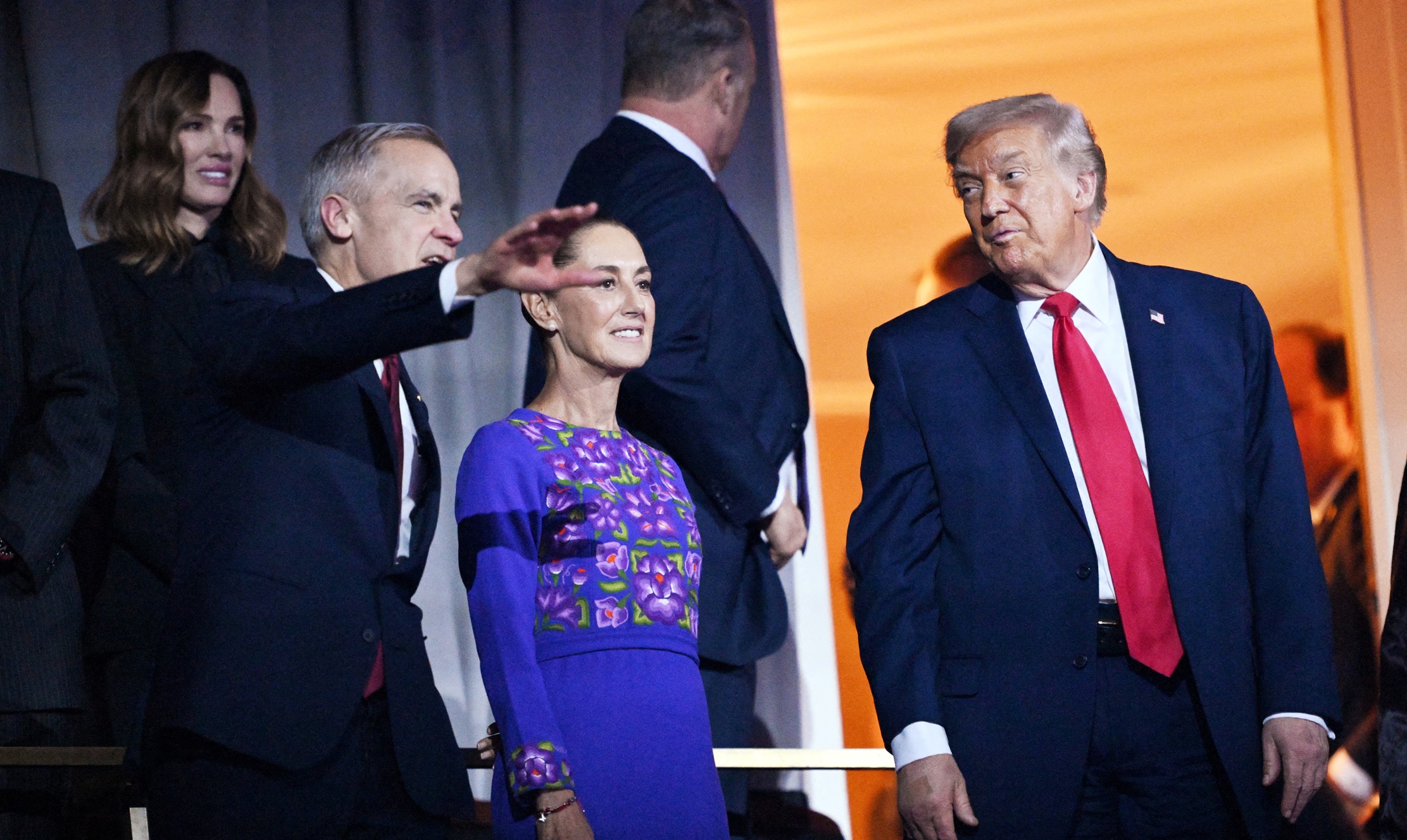 كارني وترامب والرئيسة المكسيكية خلال حفل قرعة كأس العالم (أرشيفية)